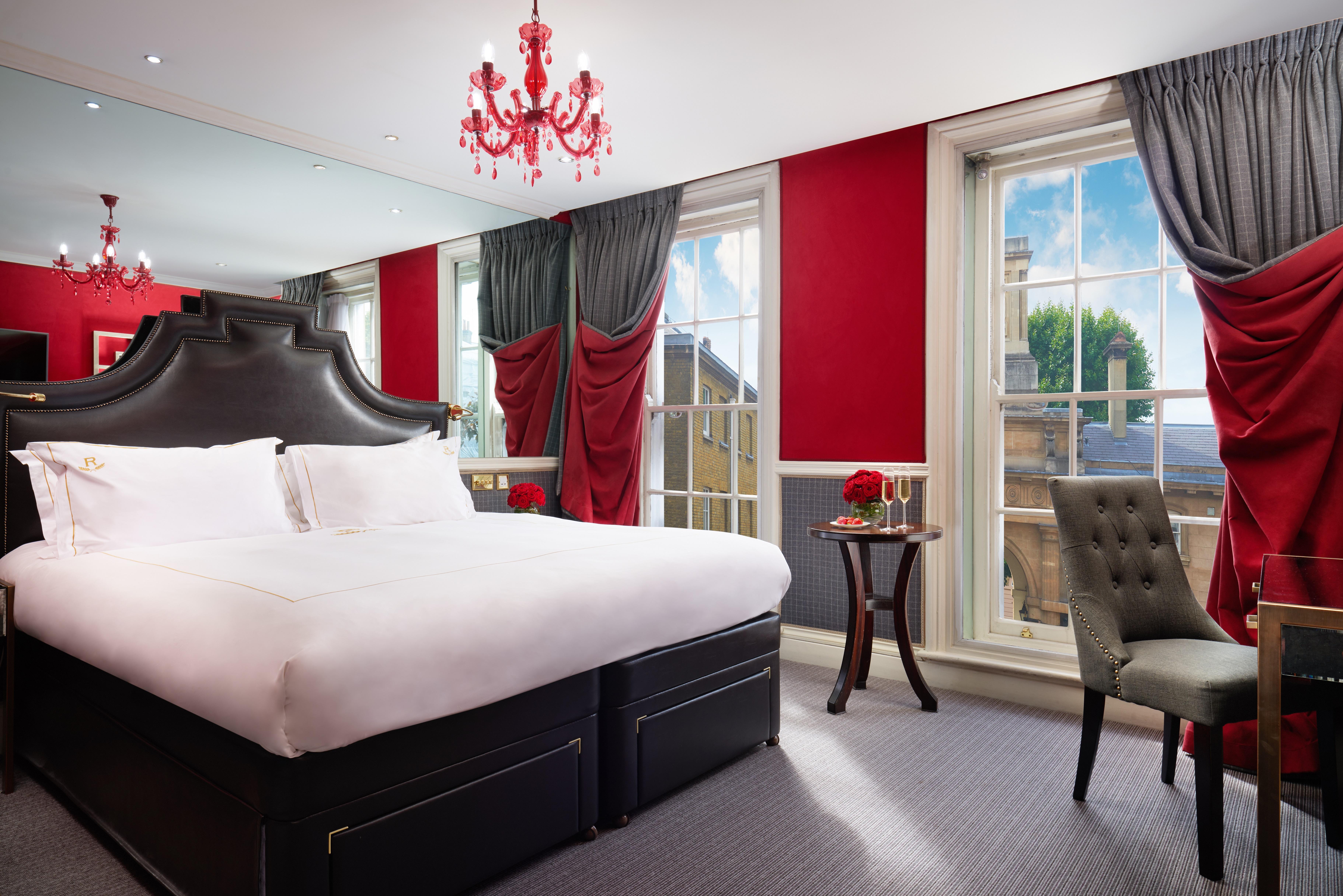 فندق روبنز آت ذا بالاس لندن المظهر الخارجي الصورة A bedroom at the hotel