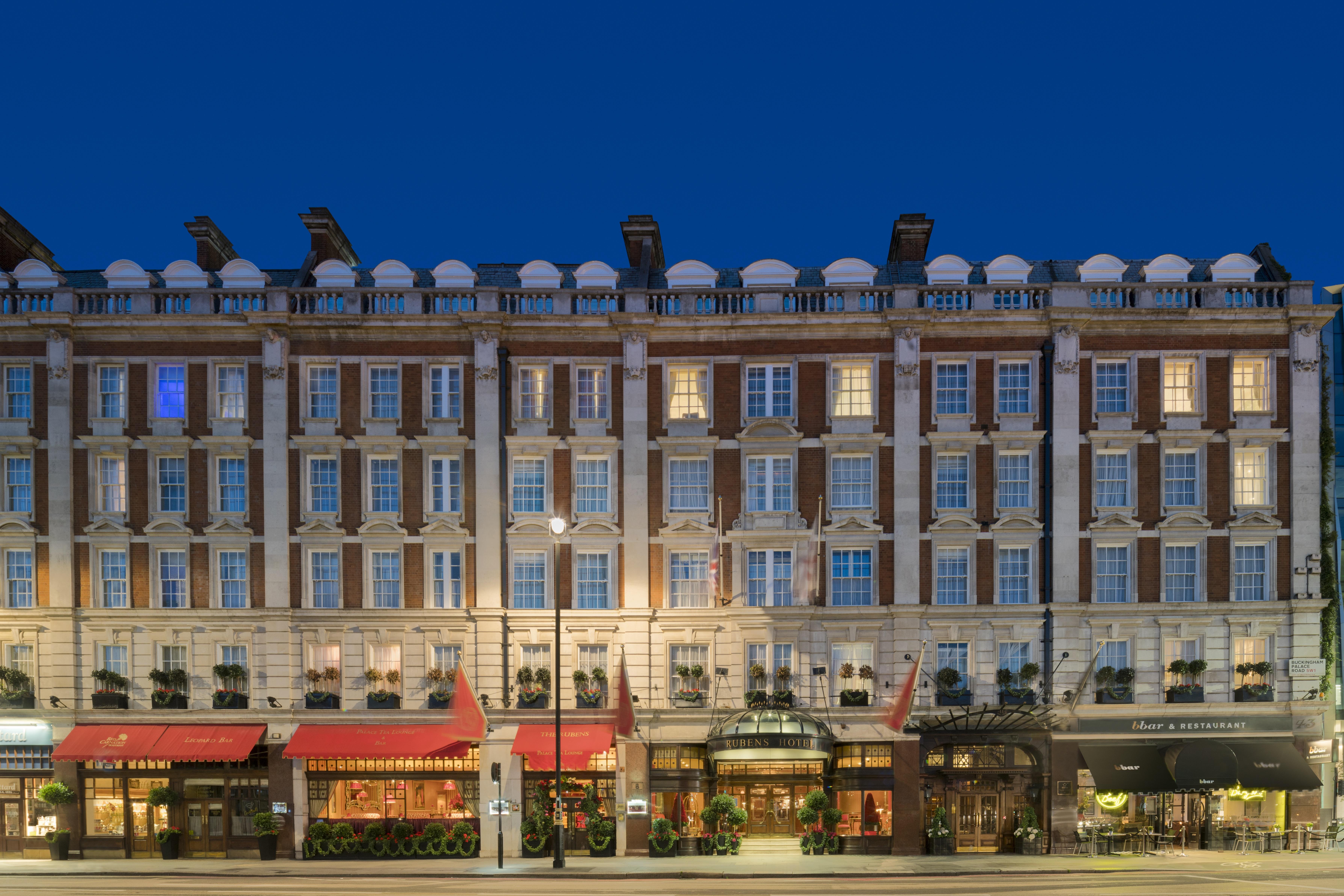 فندق روبنز آت ذا بالاس لندن المظهر الخارجي الصورة The hotel at night