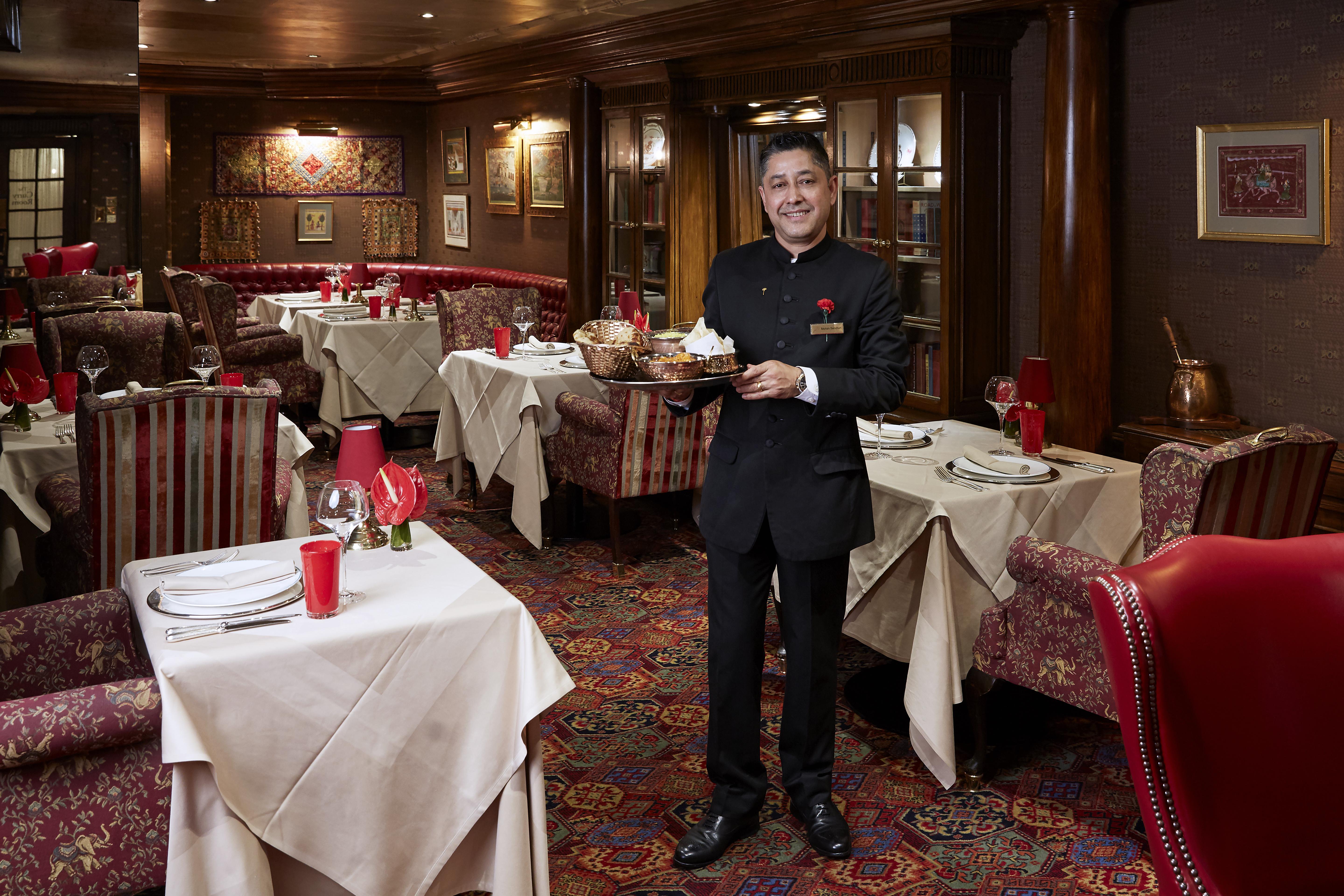 فندق روبنز آت ذا بالاس لندن المظهر الخارجي الصورة A butler at the Imperial Hotel, New Delhi