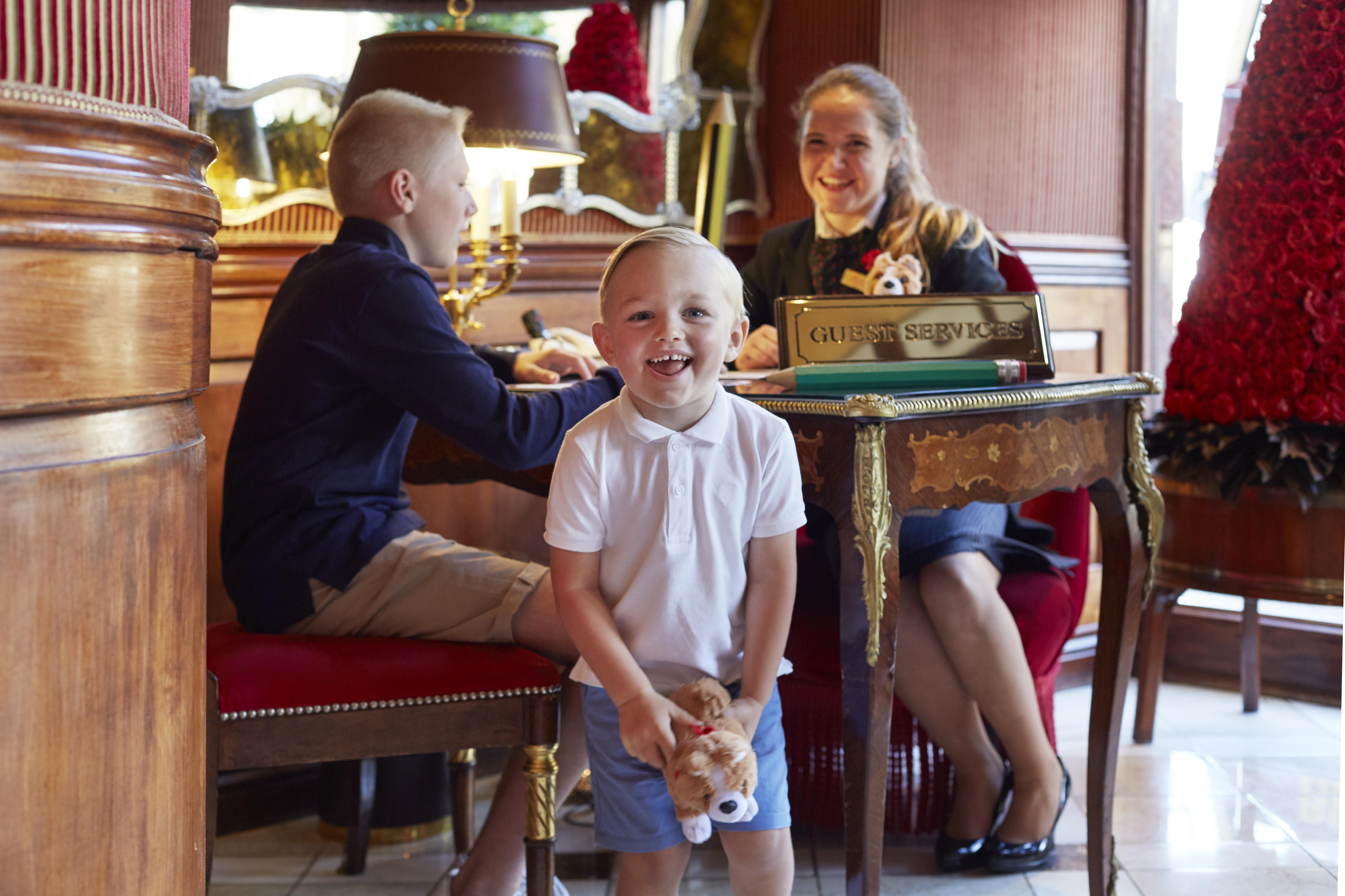 فندق روبنز آت ذا بالاس لندن المظهر الخارجي الصورة Prince Nikolai and Prince Felix with their mother Princess Marie