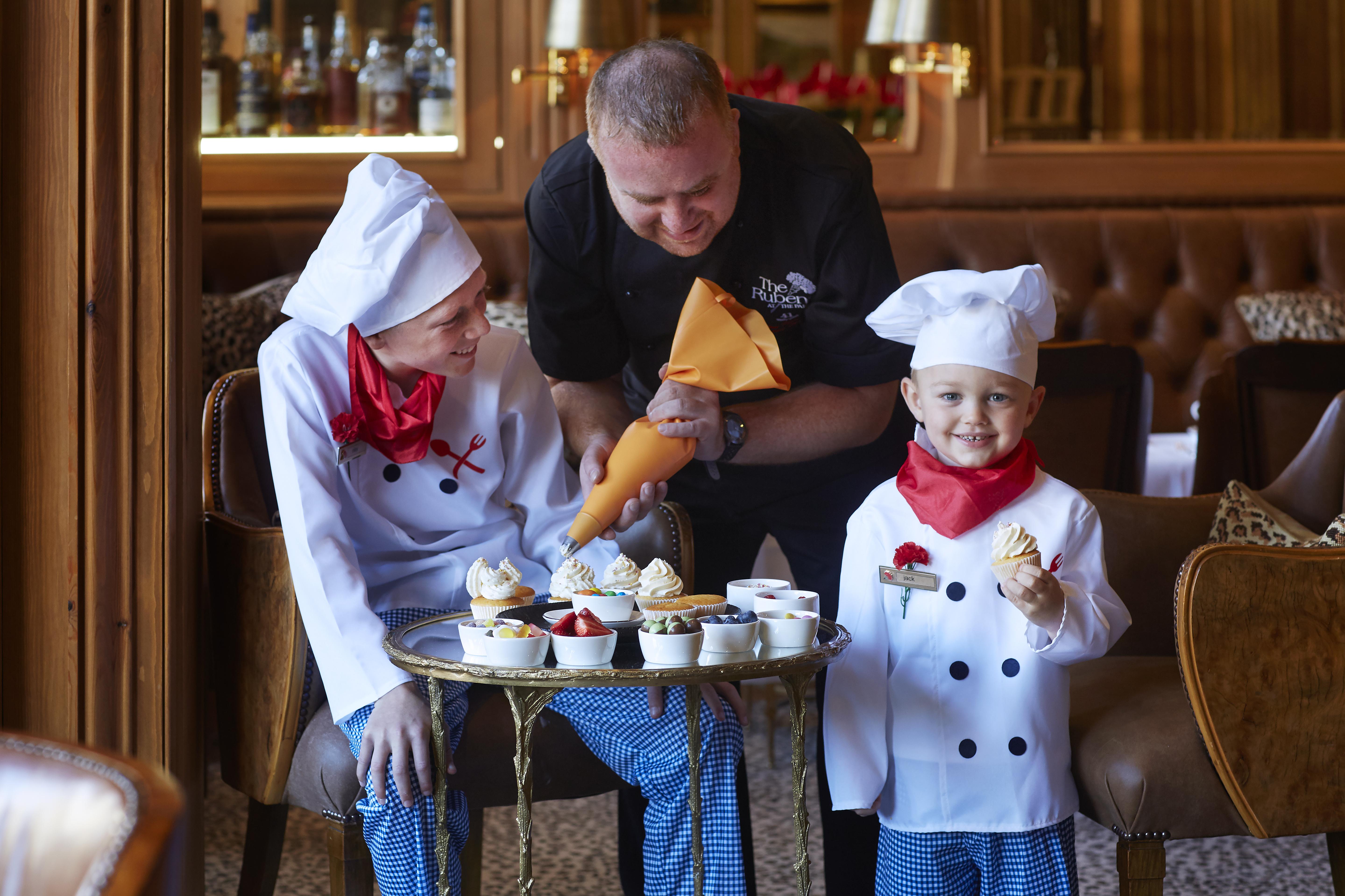 فندق روبنز آت ذا بالاس لندن المظهر الخارجي الصورة A pastry chef with two children