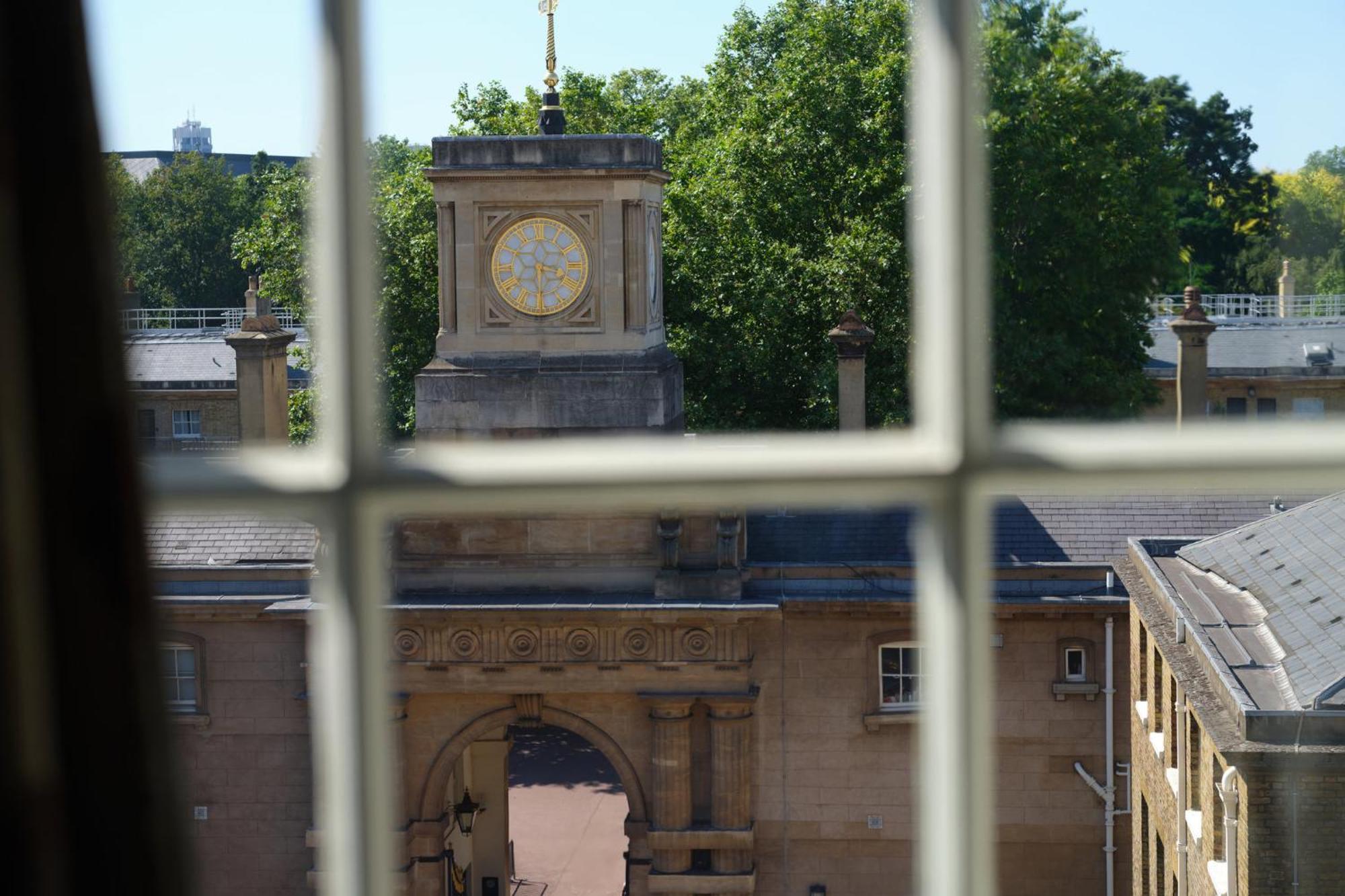 فندق روبنز آت ذا بالاس لندن المظهر الخارجي الصورة The clock tower of the Bath and Wells Cathedral