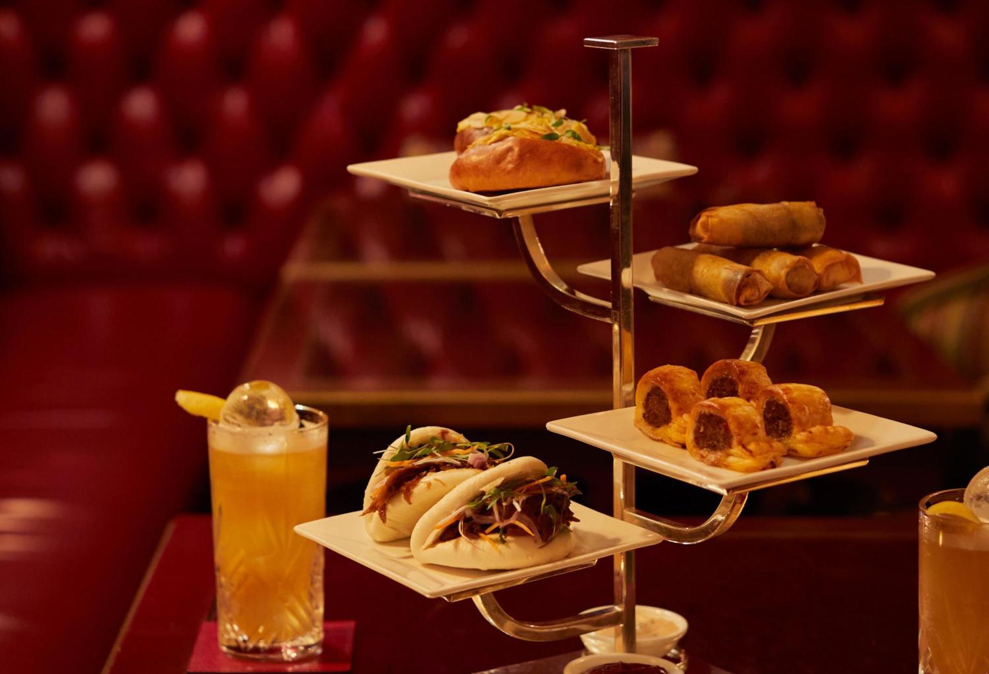 فندق روبنز آت ذا بالاس لندن المظهر الخارجي الصورة A selection of bar snacks at the London Hilton on Park Street