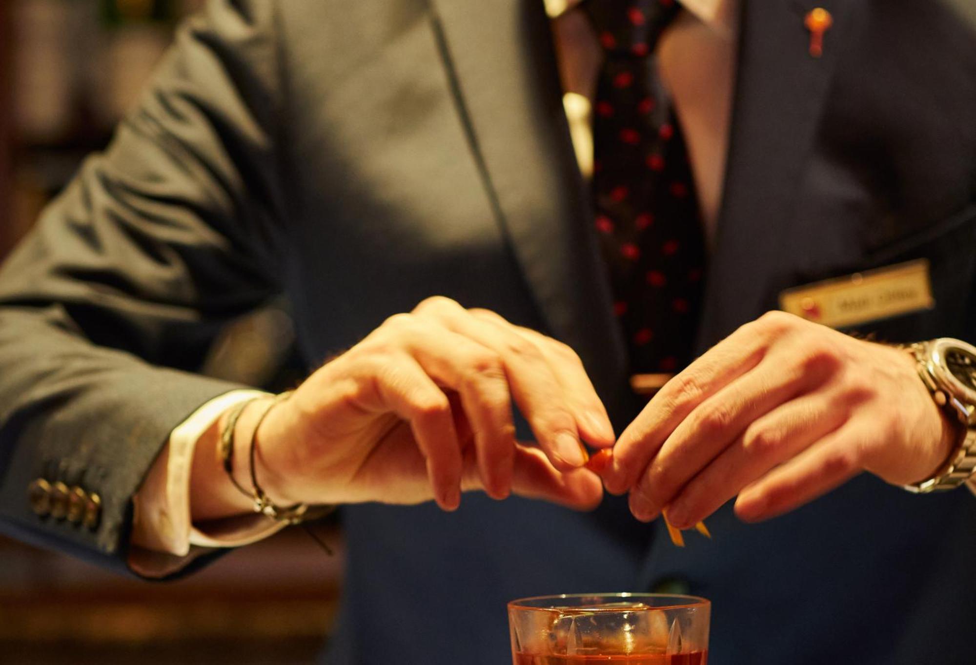 فندق روبنز آت ذا بالاس لندن المظهر الخارجي الصورة A bartender at work
